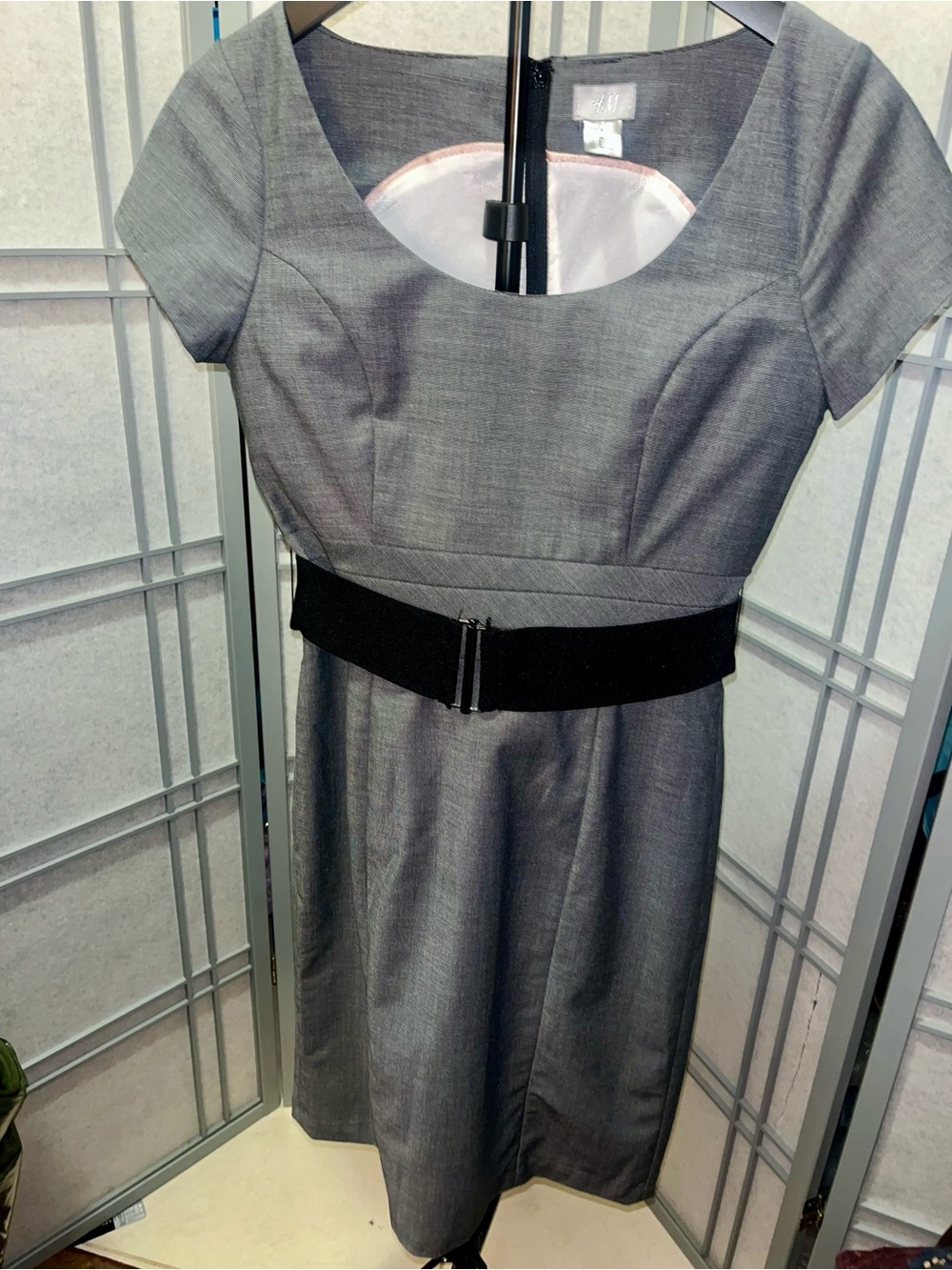 H & M Gray Short-Sleeve Sheath Dress with Black Belt
